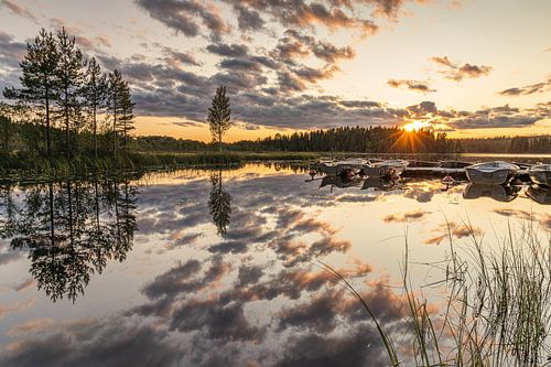 Zweedse zwoele zomeravond aan het meer