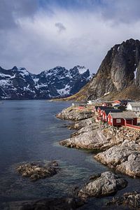 Typische Fischerhütten auf Holzpfählen auf den Lofoten in Norwegen von gaps photography
