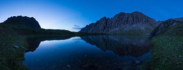 Blaue Stunde am Bergsee von Denis Feiner