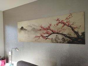 Kersenbloesem voor mistige bergtoppen Japandi panorama