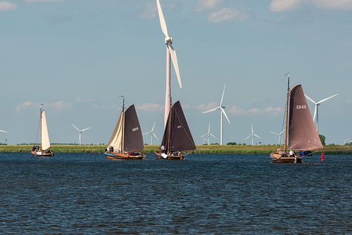Botters op het water met volle zeilen.