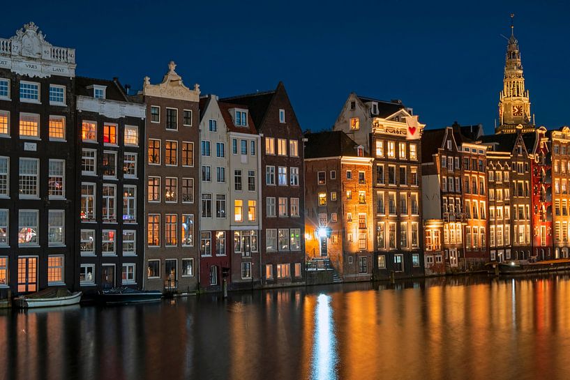 Amsterdamer Häuser in den Niederlanden bei Nacht von Eye on You
