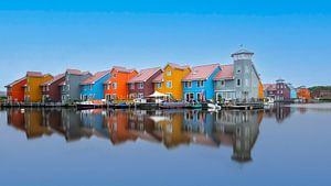 Gekleurde huizen in het reitdiep bij Groningen van Truus Nijland