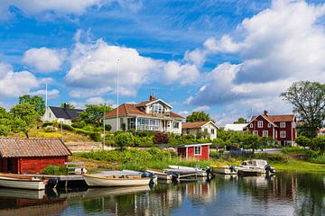 Gezicht op het dorp Figeholm in Zweden met haven en boten van Rico Ködder