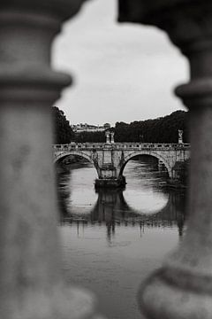 Pont de Rome vu à travers les piliers du Ponte Vittorio Emanuele II sur Rens Dreuning