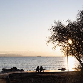 Stel bij zonsondergang aan zee in Griekenland van Jochem Oomen