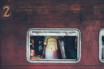 Un enfant du Sri Lanka dans le train