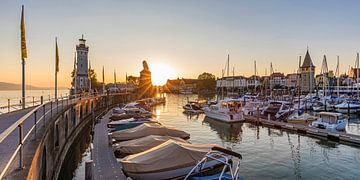 De haven van Lindau aan het Bodenmeer bij zonsondergang van Werner Dieterich