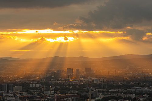 De skyline van Frankfurt in Duitsland tijdens zonsondergang