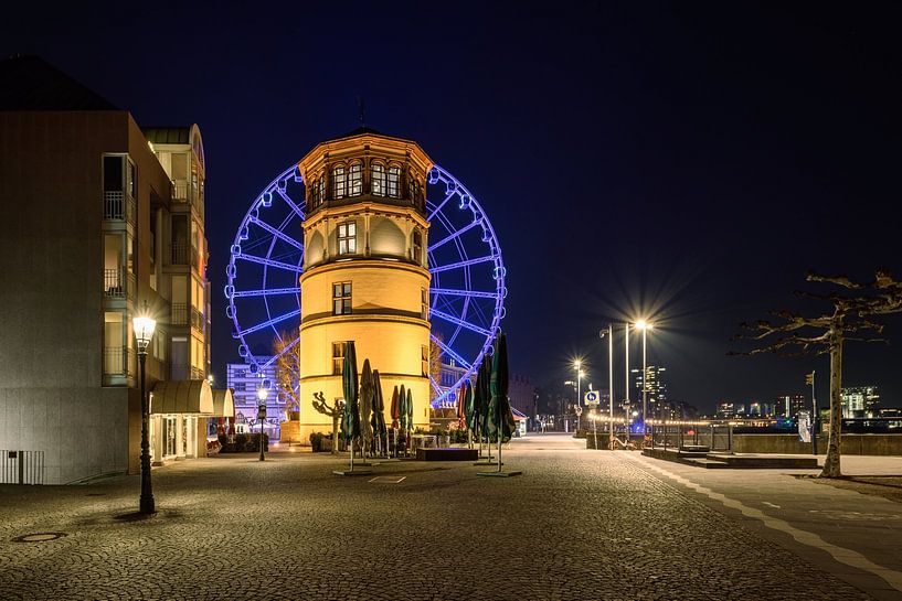 Schlossturm und blaues Riesenrad in Düsseldorf von Michael Valjak