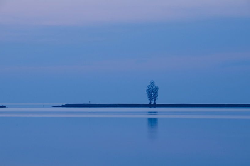 De Hurkende Man by Hans Peter Debets