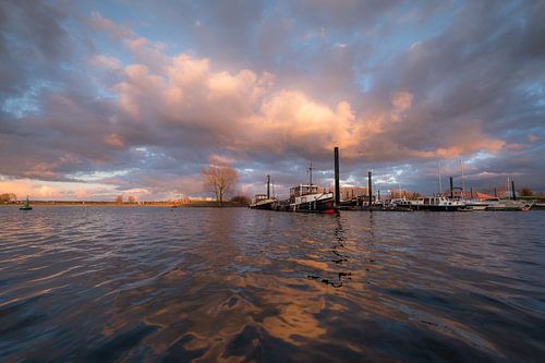 Prachtige wolkenlucht boven haven