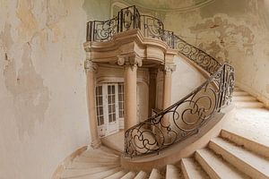 Bel escalier dans une villa abandonnée