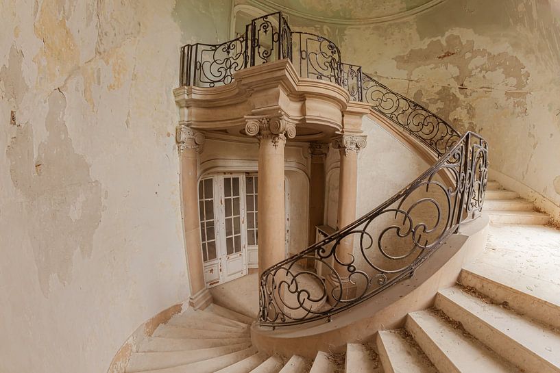 Schönes Treppenhaus in einer verlassenen Villa von Patrick Löbler