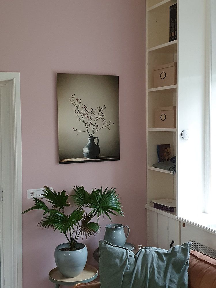 Vase bleu aux baies  par Karin Bazuin 