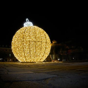 Weihnachtliche beleuchtete Dekoration auf dem Domplatz von Magdeburg