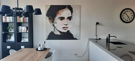 Portret van een vrouw in voornamelijk zwart-wit