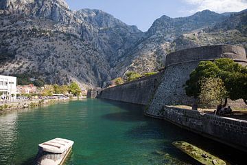 Gezicht op de vestingmuur en de Kampana toren in Kotor (Montenegro)