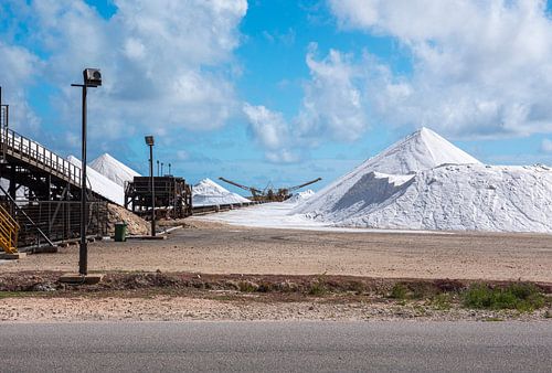 De hoge witte bergen zout bij de Zoutpannen met de transportband op Bonaire