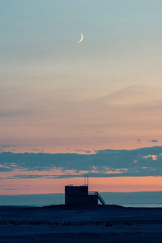 Wachsender Mond über einem Rettungsschwimmerturm und der Nordsee von Alex Hamstra