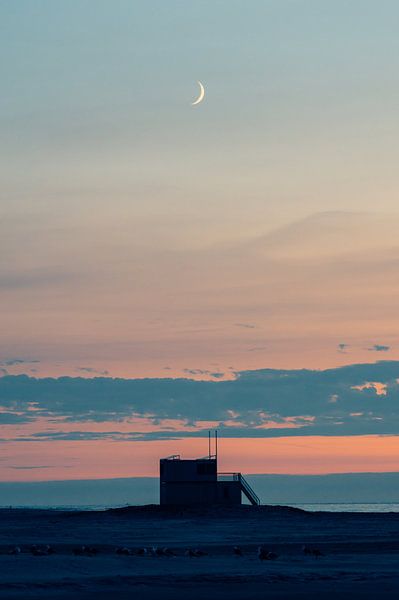 Wassende Maan boven een strandwachterstoren en de Noordzee van Alex Hamstra