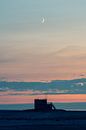 Wachsender Mond über einem Rettungsschwimmerturm und der Nordsee von Alex Hamstra Miniaturansicht