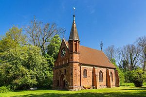 Kapelle mit Wiese und Bäumen in Althof