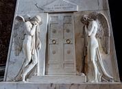 Marmeren graf met twee engelen met opschrift: "Gezegend zijn die welke gelovig sterven" van Joost Adriaanse thumbnail