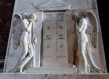 Marmeren graf met twee engelen met opschrift: "Gezegend zijn die welke gelovig sterven"