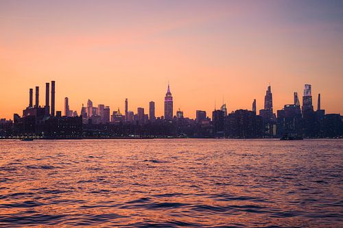 New York skyline bij zonsondergang - stedelijke magie aan het water