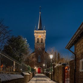 Elsloo le soir en hiver avec de la neige sur Maurice Meerten