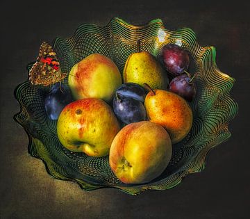 Stilleven met fruit en een vlinder. van Mykhailo Sherman