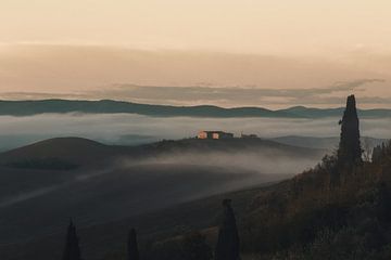 Einsames Toskana Farmhaus in der hügeligen toskanischen Landschaft im Morgennebel von Besa Art