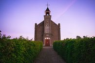 Zonsopkomst bij de Nederlandse hervormde vluchtheuvelkerk in Homoet van Mirac Karacam thumbnail