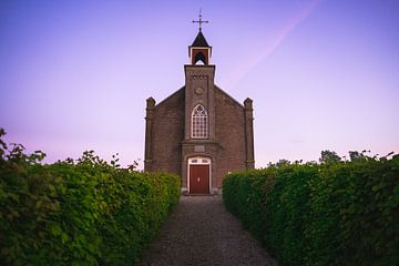 Sonnenaufgang in der niederländisch-reformierten Zufluchtskirche in Homoet von Mirac Karacam