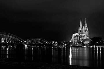 Cologne at night (4) by Norbert Sülzner
