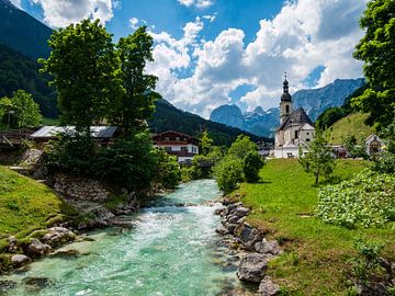 Dorf Ramsau mit Kirche n den Berchtesgadener Alpen von Animaflora PicsStock