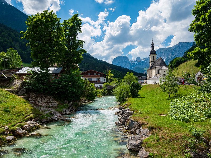Village de Ramsau avec église dans les Alpes de Berchtesgaden par Animaflora PicsStock
