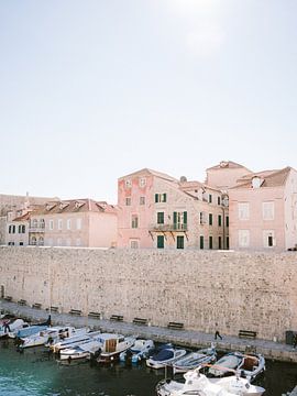 Port de Dubrovnik Croatie | Tirage photo de voyage aux couleurs pastel sur Raisa Zwart