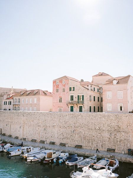 Dubrovnik Kroatien Hafen | Pastellfarbener Reisefotodruck von Raisa Zwart