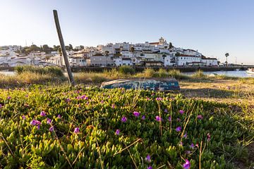 Zandstrand in de ochtend met uitzicht op het historische centrum van Ferragudo, Portimão, Algarve, Portugal van Fotos by Jan Wehnert