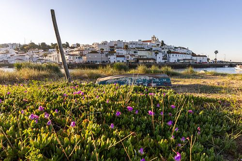 Zandstrand in de ochtend met uitzicht op het historische centrum van Ferragudo, Portimão, Algarve, Portugal