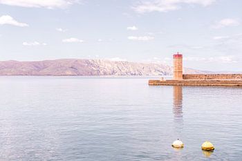 Rust aan de kust – vuurtoren met pastel zeezicht