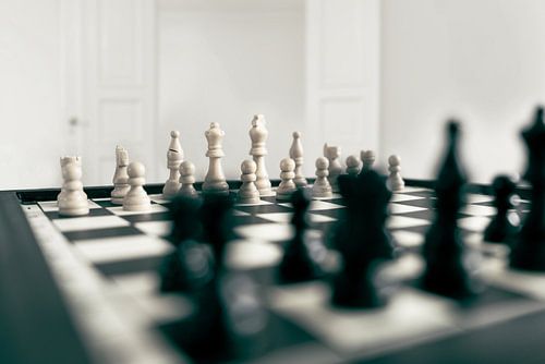 Schaakbord in witte kamer