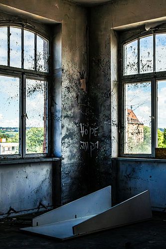 Espace abandonné avec graffiti Hope - Un symbole d'espoir dans un lieu perdu