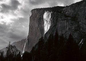 El Capitan bei Sonnenuntergang in schwarz-weiß (Yosemite) von Atomic Photos