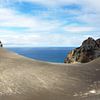 Lava Landschaft Blick auf das Meer sur Jan Brons