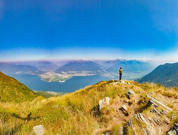 Blick auf den Lago Maggiore und das Nordufer mit Ascona und Locarno vom Panoramapunkt Monte Gambarog von Rene van der Meer