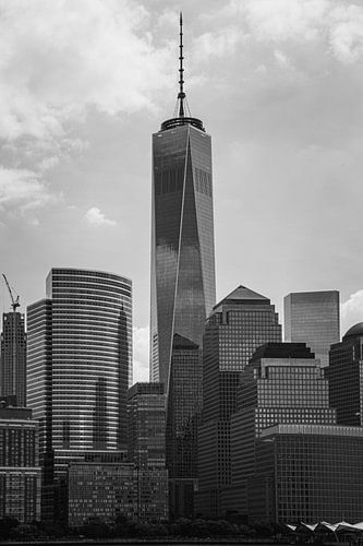 One World Trade Center NYC in black and white by Thea.Photo