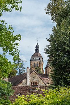 Kerktoren in een karakteristiek dorp in Frankrijk van Tobias van Krieken